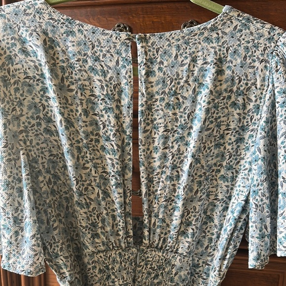 STILLWATER Chic Blue and White Floral Midi Dress with Plunging Neckline - Picture 7 of 12